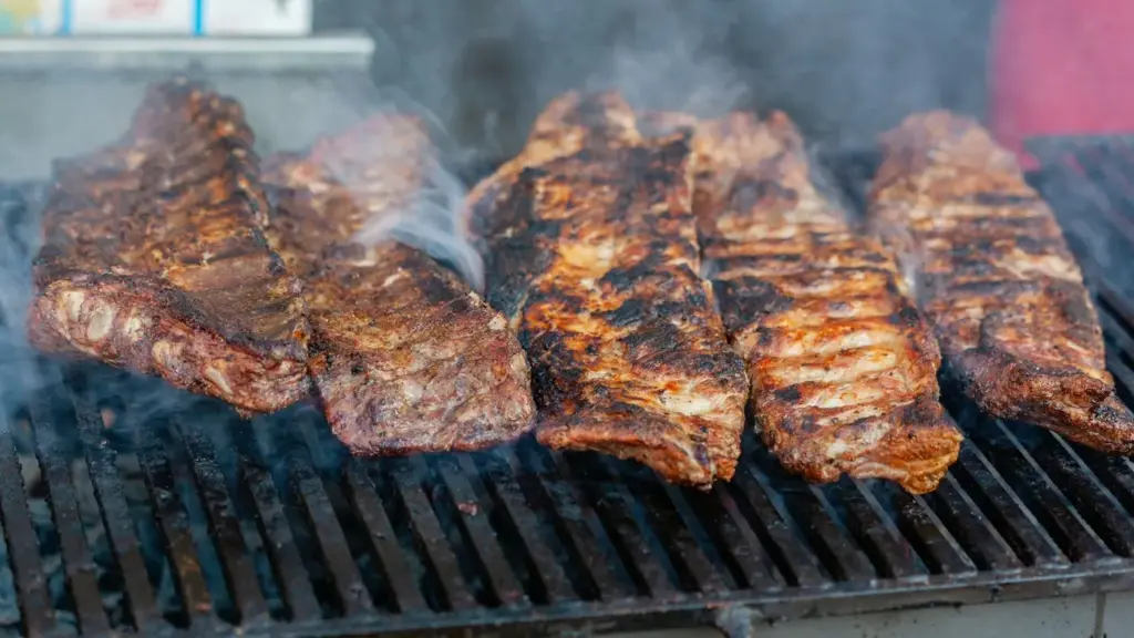 Ribs über Hickoryrauch