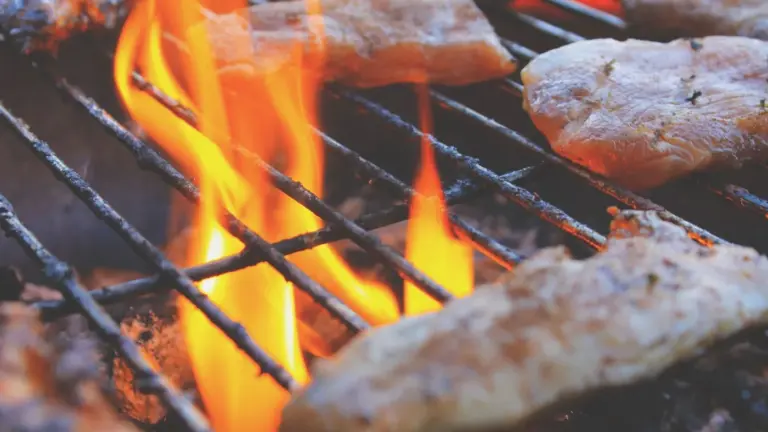 Symbolbild: Flammenrückschlag (Burnback) beim Pelletgrill