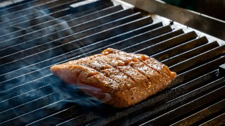Symbolbild: Lachs im Pelletgrill räuchern: Rezept, Kerntemperatur und Sicherheit
