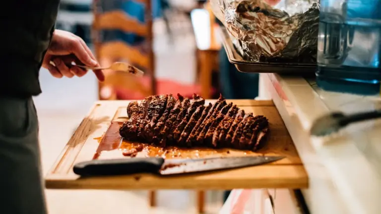 Aufgeschnittenes Grillfleisch auf einem Brett