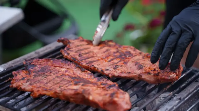 Symbolbild: Weber Searwood vs. Traeger Woodridge